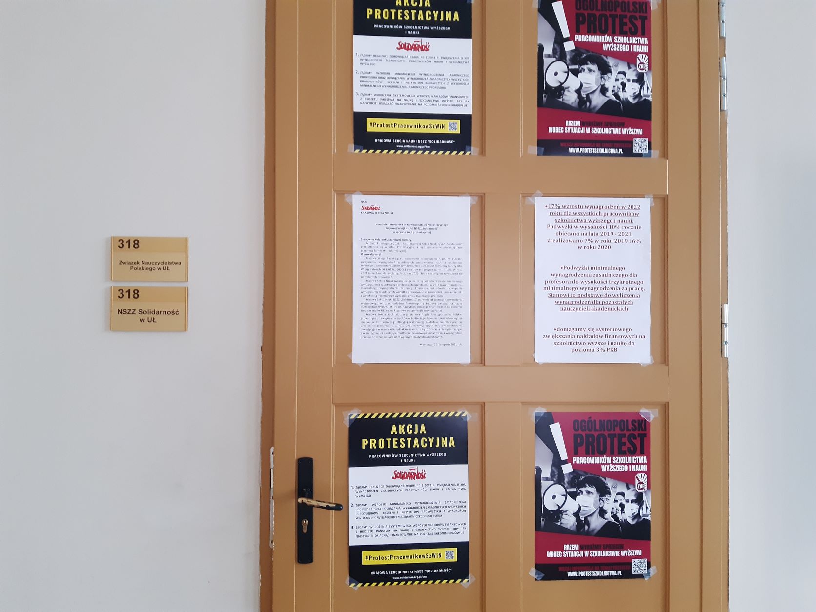 Drzwi obklejone plakatami protestacyjnymi