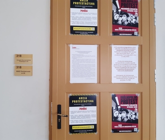 Drzwi obklejone plakatami protestacyjnymi
